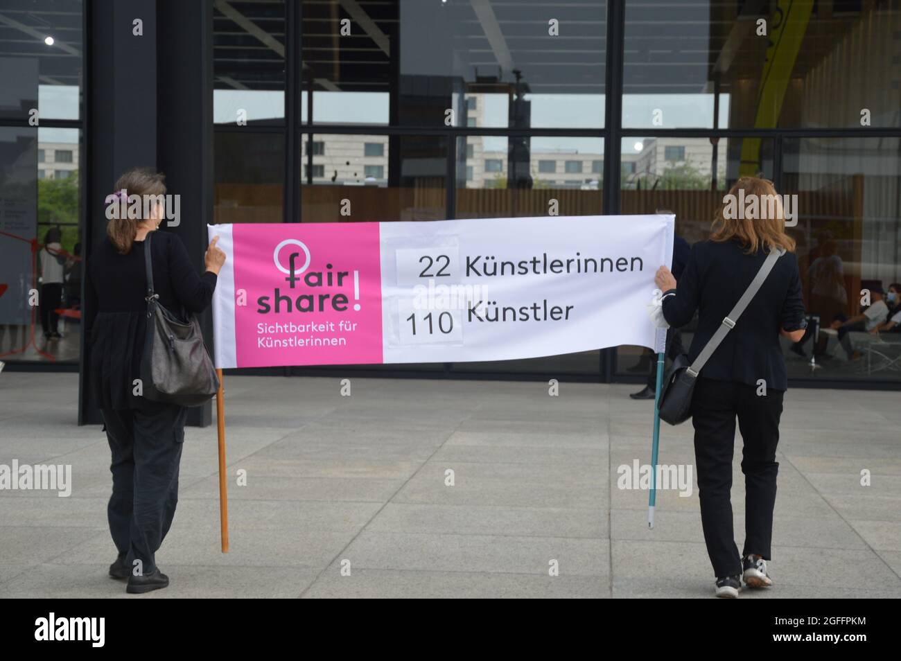 Manifestazione in fiera di fronte alla Neue Nationalgalerie di Berlino, Germania. Le donne chiedono una percentuale più elevata di artisti femminili nelle collezioni dei Musei nazionali di Berlino in futuro. Agosto 22, 2021. Foto Stock