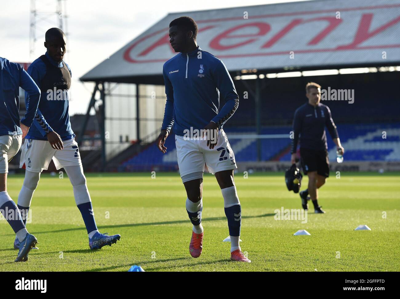 OLDHAM, REGNO UNITO. 24 AGOSTO Oldham Athletic's Junior Luamba durante la partita della Carabao Cup tra Oldham Athletic e Accrington Stanley al Boundary Park di Oldham martedì 24 agosto 2021. (Credit: Eddie Garvey | MI News) Foto Stock