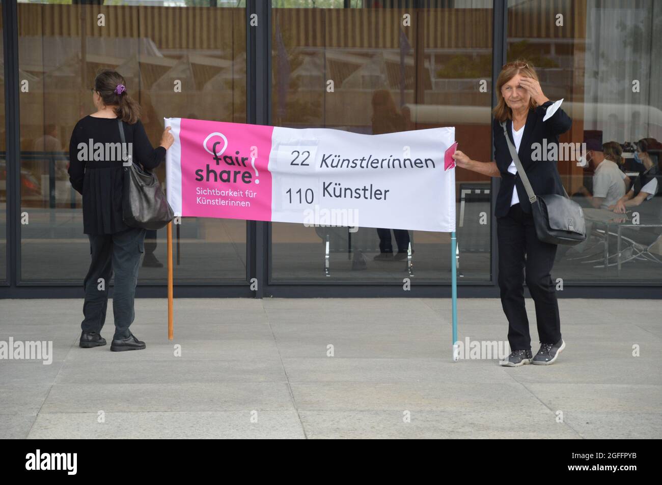 Manifestazione in fiera di fronte alla Neue Nationalgalerie di Berlino, Germania. Le donne chiedono una percentuale più elevata di artisti femminili nelle collezioni dei Musei nazionali di Berlino in futuro. Agosto 22, 2021. Foto Stock