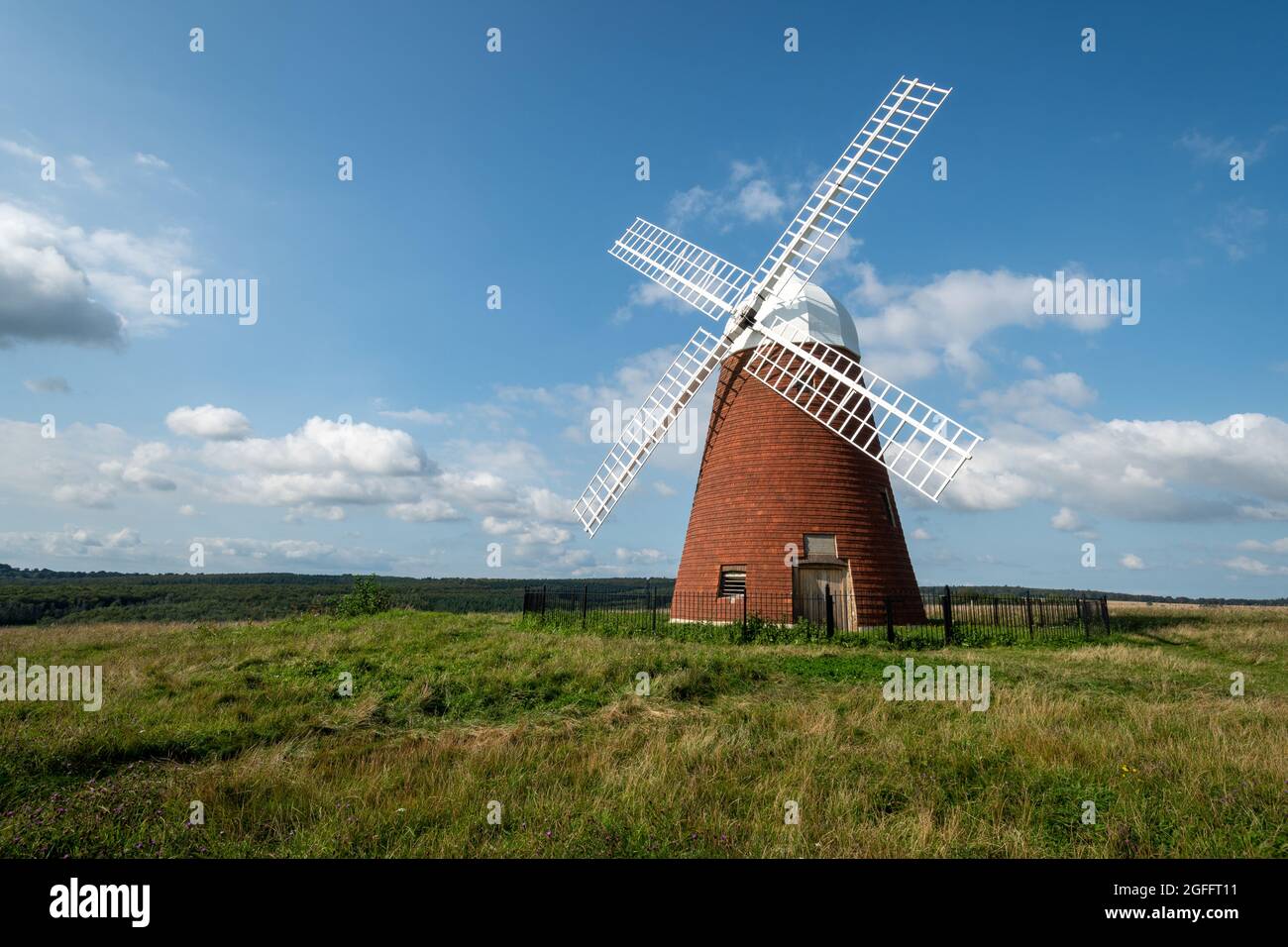 Hornaker Windmill nel South Downs National Park nel West Sussex, Inghilterra, Regno Unito, in una giornata estiva di sole ad agosto Foto Stock