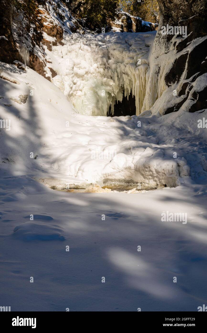 Cascate di Frozen Cascade sul fiume Cascade, in una fredda giornata invernale; Cascade River state Park, Grand Marais, Minnesota, USA. Foto Stock