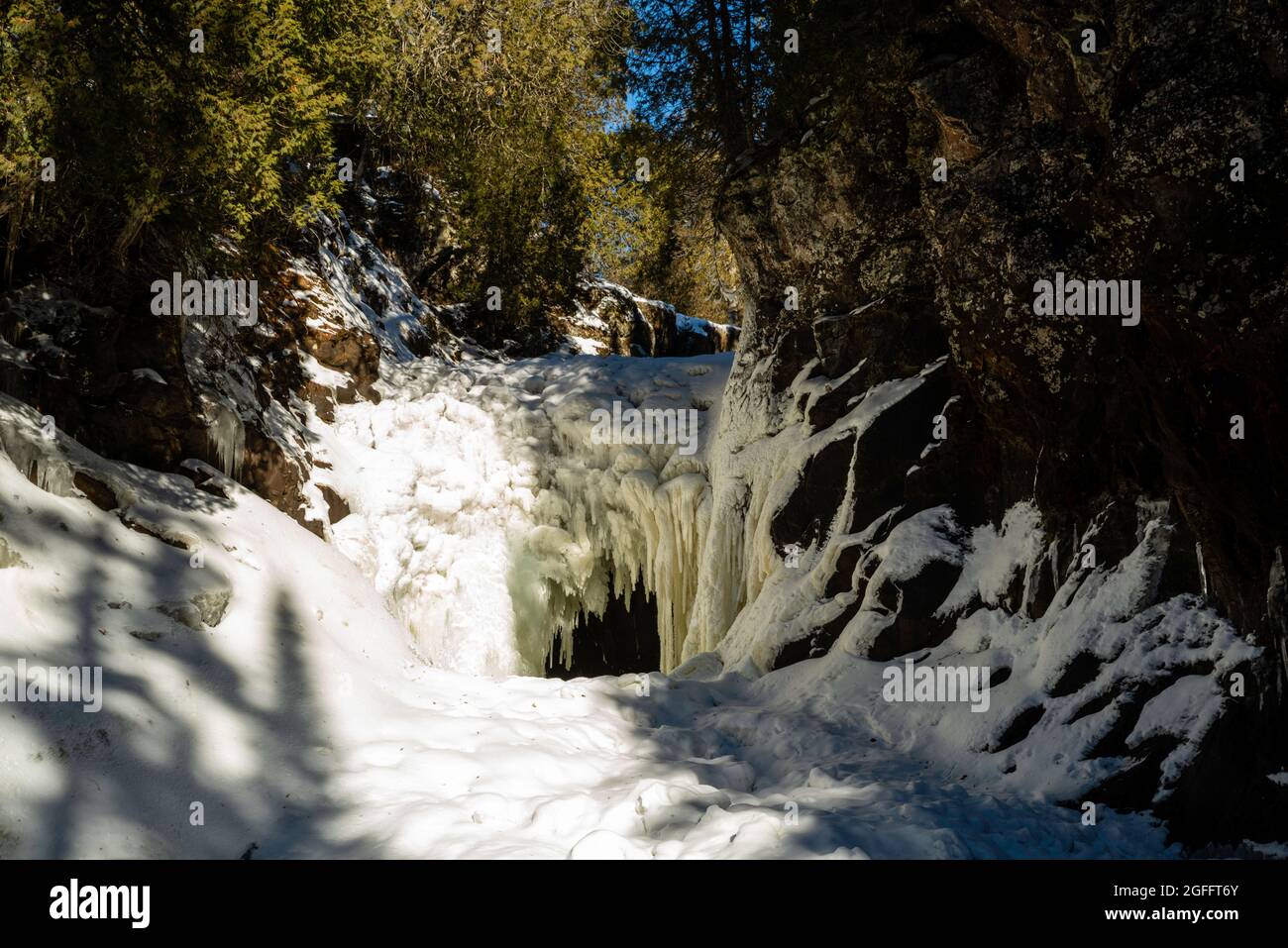 Cascate di Frozen Cascade sul fiume Cascade, in una fredda giornata invernale; Cascade River state Park, Grand Marais, Minnesota, USA. Foto Stock