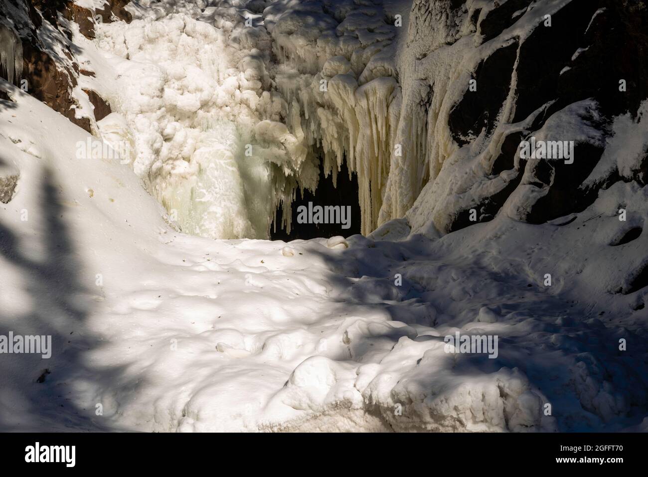 Cascate di Frozen Cascade sul fiume Cascade, in una fredda giornata invernale; Cascade River state Park, Grand Marais, Minnesota, USA. Foto Stock