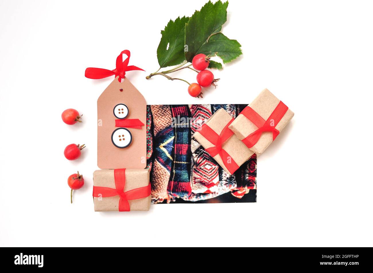Decorazioni natalizie su sfondo bianco copia spazio, flatlay . Foto di alta qualità Foto Stock