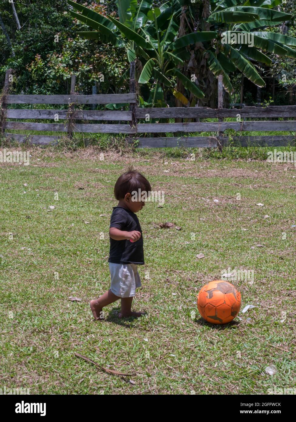 Santa Rita, Perù - Sep 2018: Ritratto di un ragazzo con la palla locale abitante della foresta pluviale amazzonica.Amazonia. America Latina Foto Stock