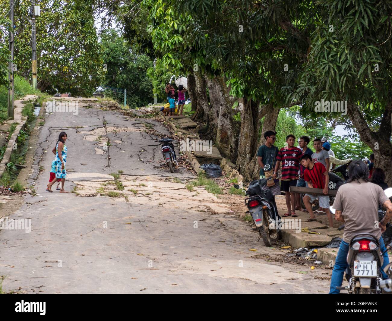 Atalaia do Norte, Brasile - Sep 2019: Strada asfaltata e alberi enormi in un villaggio sulle rive del fiume Javari (affluente Amazonka) nel Javari Vall Foto Stock