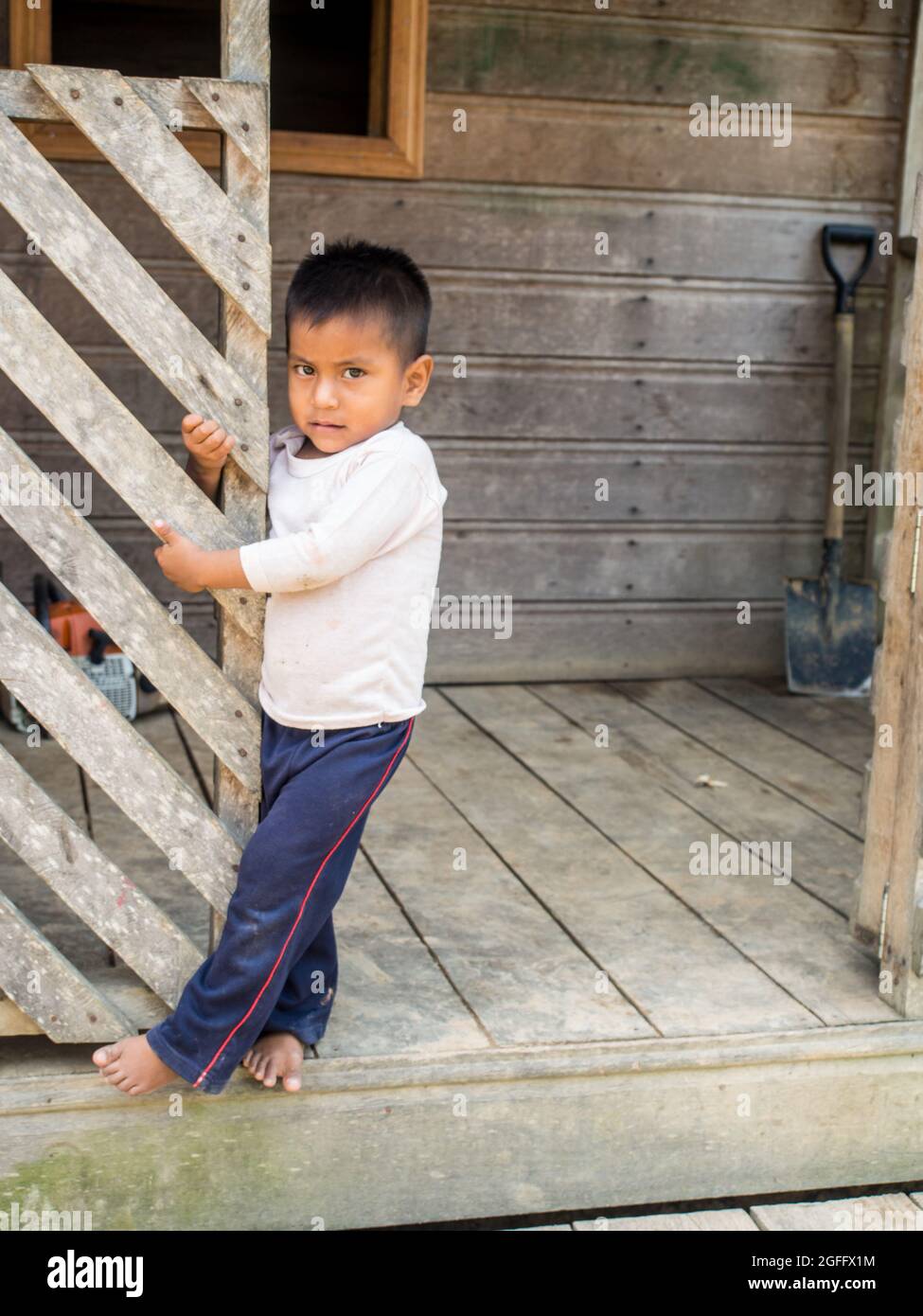 San Pedro, Brasile - Settembre 2017: Ritratto di un ragazzo - un abitante della foresta amazzonica. Valle Javari. Amazzonia. America Latina Foto Stock