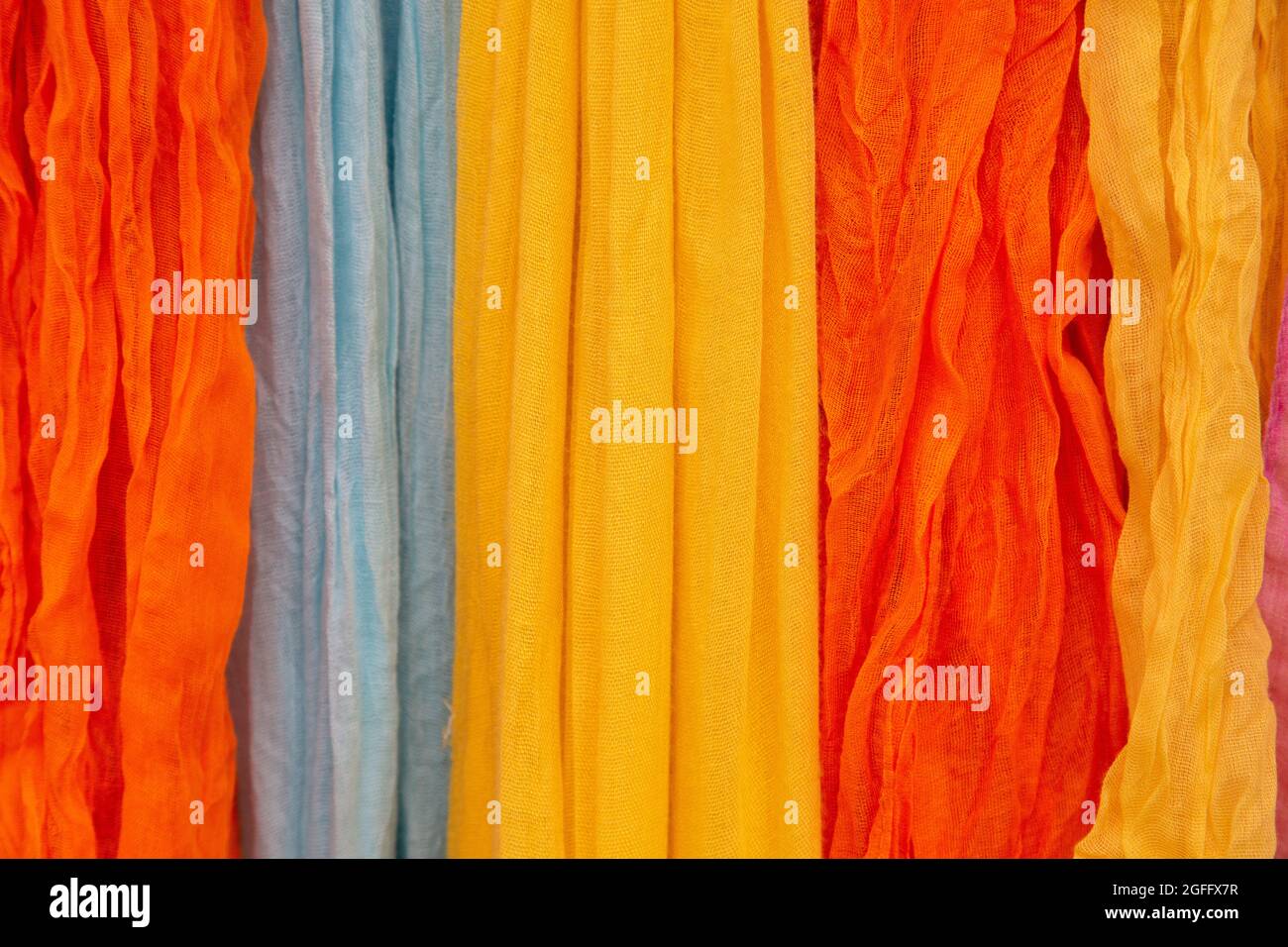 Sfondo di molte sciarpe di pashmina colorate appese Foto Stock