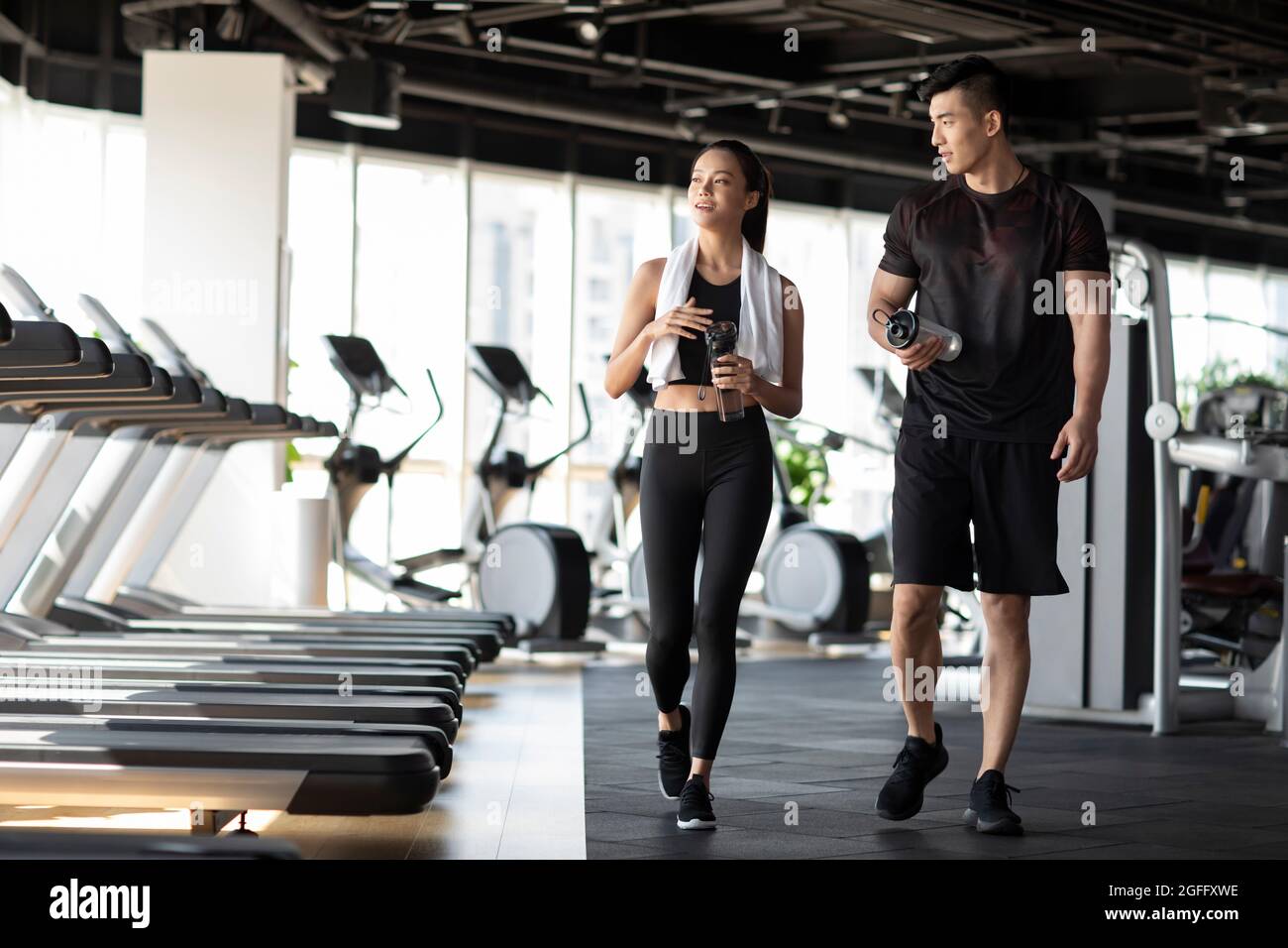 I giovani che si prendono una pausa dall'allenamento in palestra Foto Stock