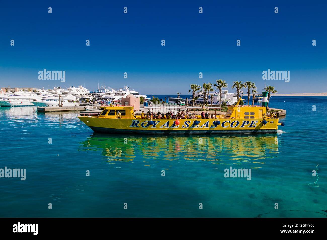 Giallo subacqueo bathyscaphe per i turisti al largo della costa in Egitto. Foto Stock