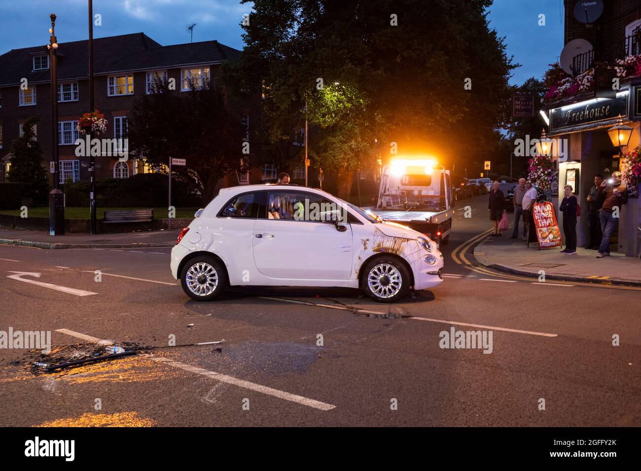 Londra, Regno Unito. 25 agosto 2021. Una Fiat viene riportata sulla strada giusta dopo essere stata ribaltata in Green Lane, Northwood, nel nord-ovest di Londra. La polizia competente ha chiuso la strada mentre i membri del personale dei veicoli di soccorso girano il veicolo per essere portati via. Secondo la polizia, il conducente è stato portato in ospedale con lesioni. Credit: Stephen Chung / Alamy Live News Foto Stock