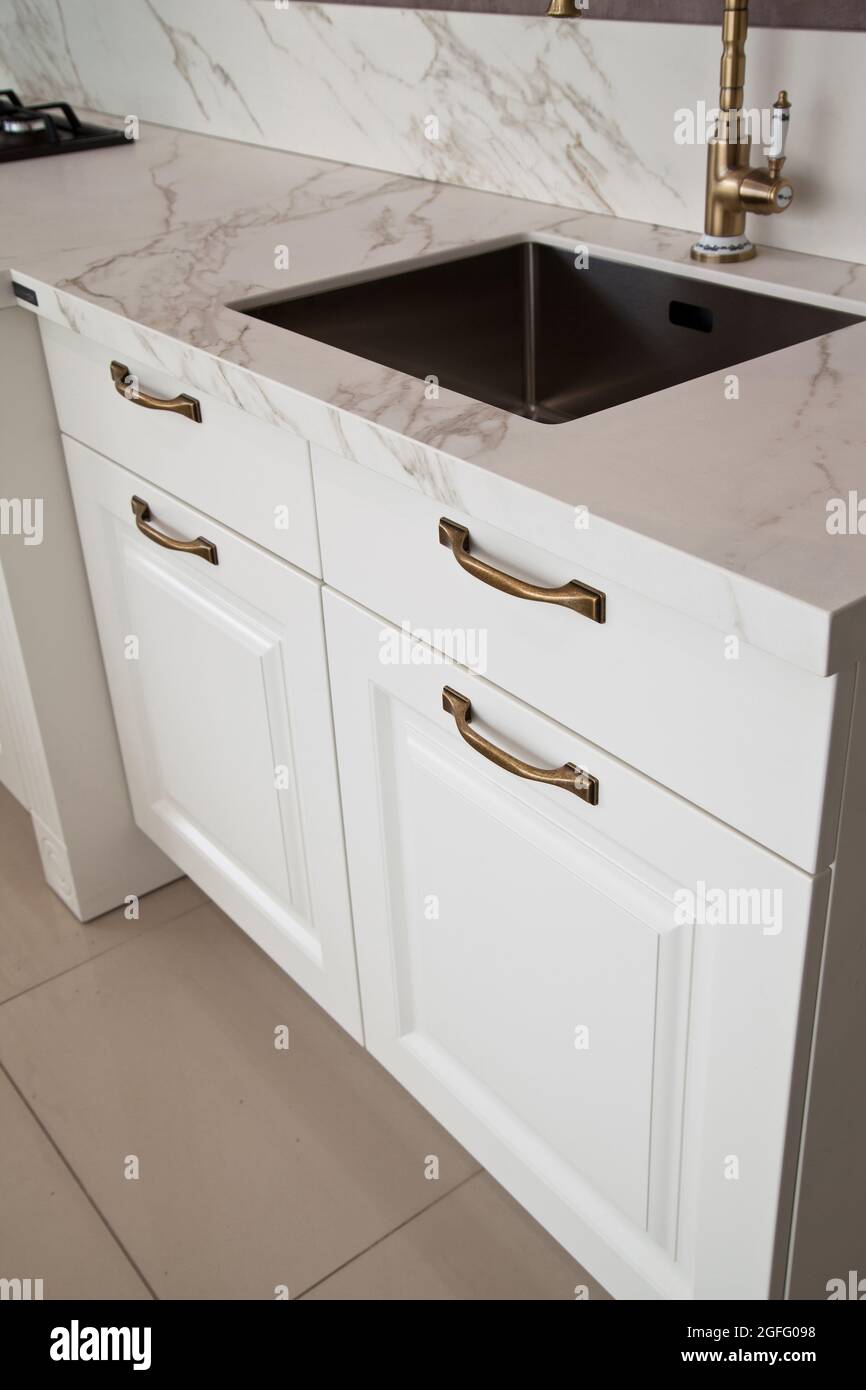 Interni di lussuosa cucina moderna e lavello e rubinetto in acciaio inox Foto Stock