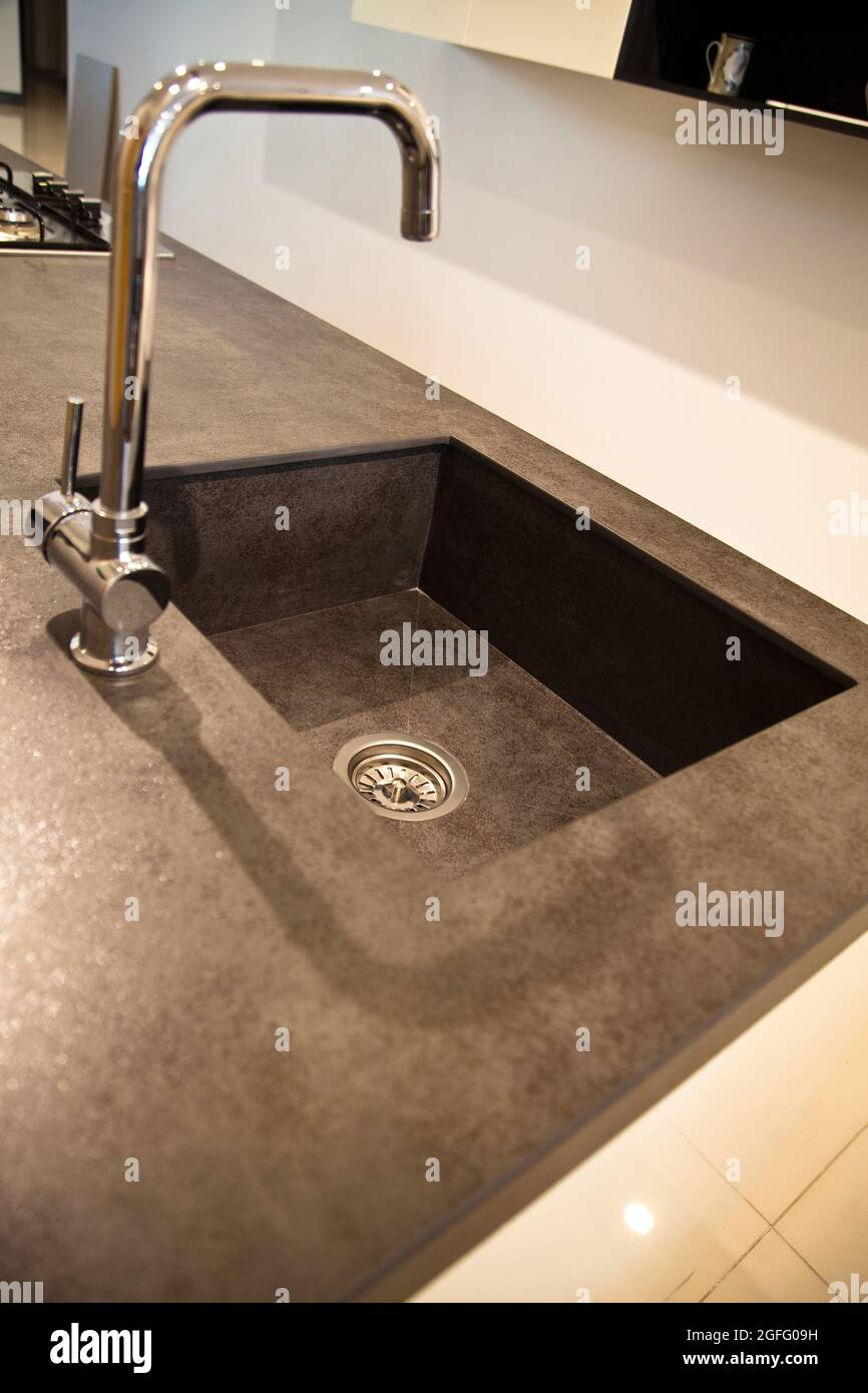 Interni di lussuosa cucina moderna e lavello e rubinetto in ceramica Foto Stock