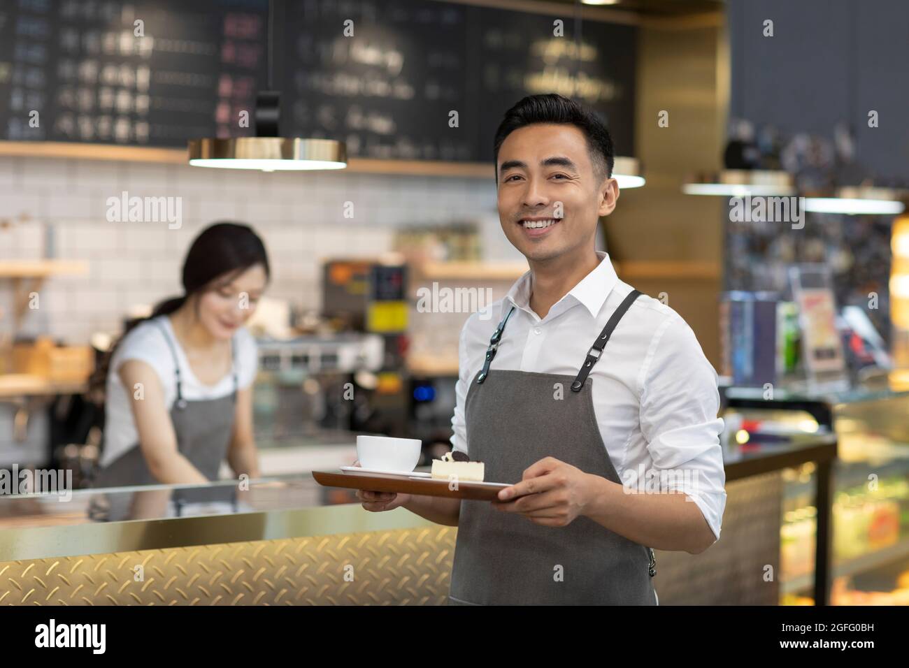 Felice coppia che lavora in coffee shop Foto Stock
