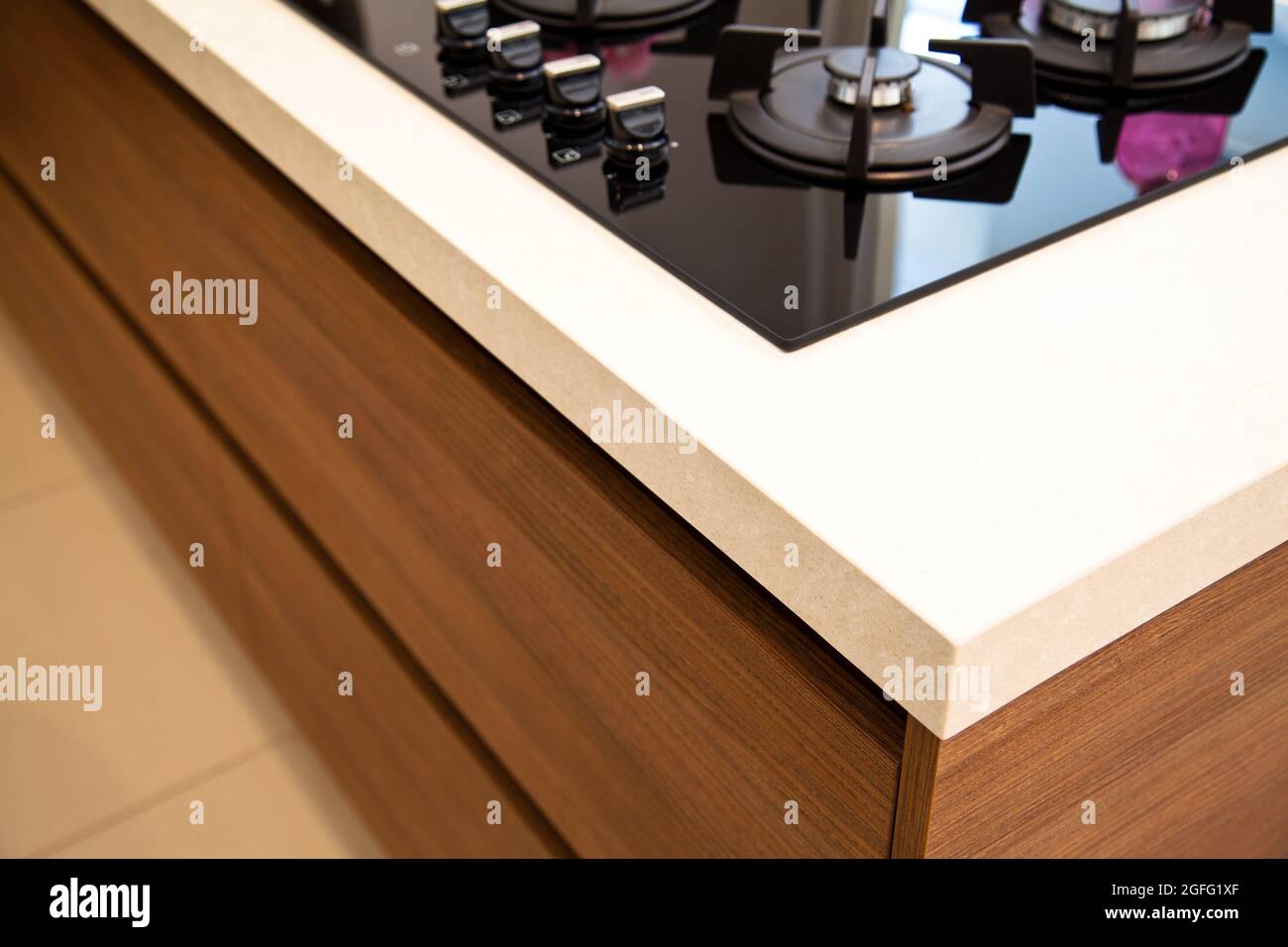 Angolo cottura moderno e forno a gas in vetroceramica Foto Stock