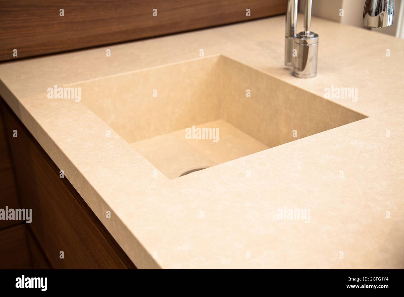 Interni di lussuosa cucina moderna e lavello e rubinetto in ceramica Foto Stock