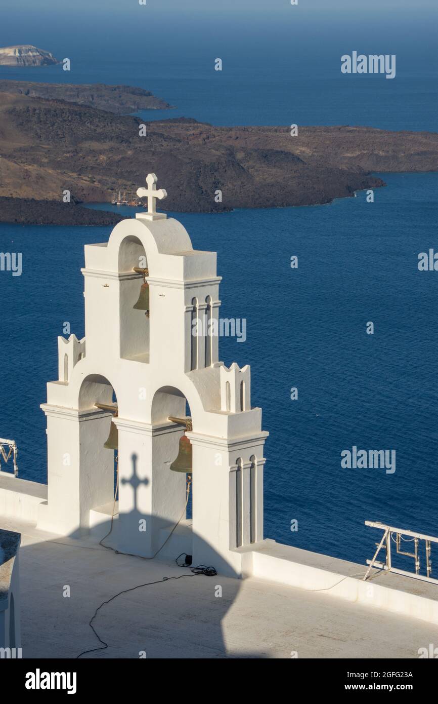 La Chiesa cattolica della Dormizione, meglio conosciuta come la Chiesa delle tre campane sull'isola di Santorini, in Grecia Foto Stock