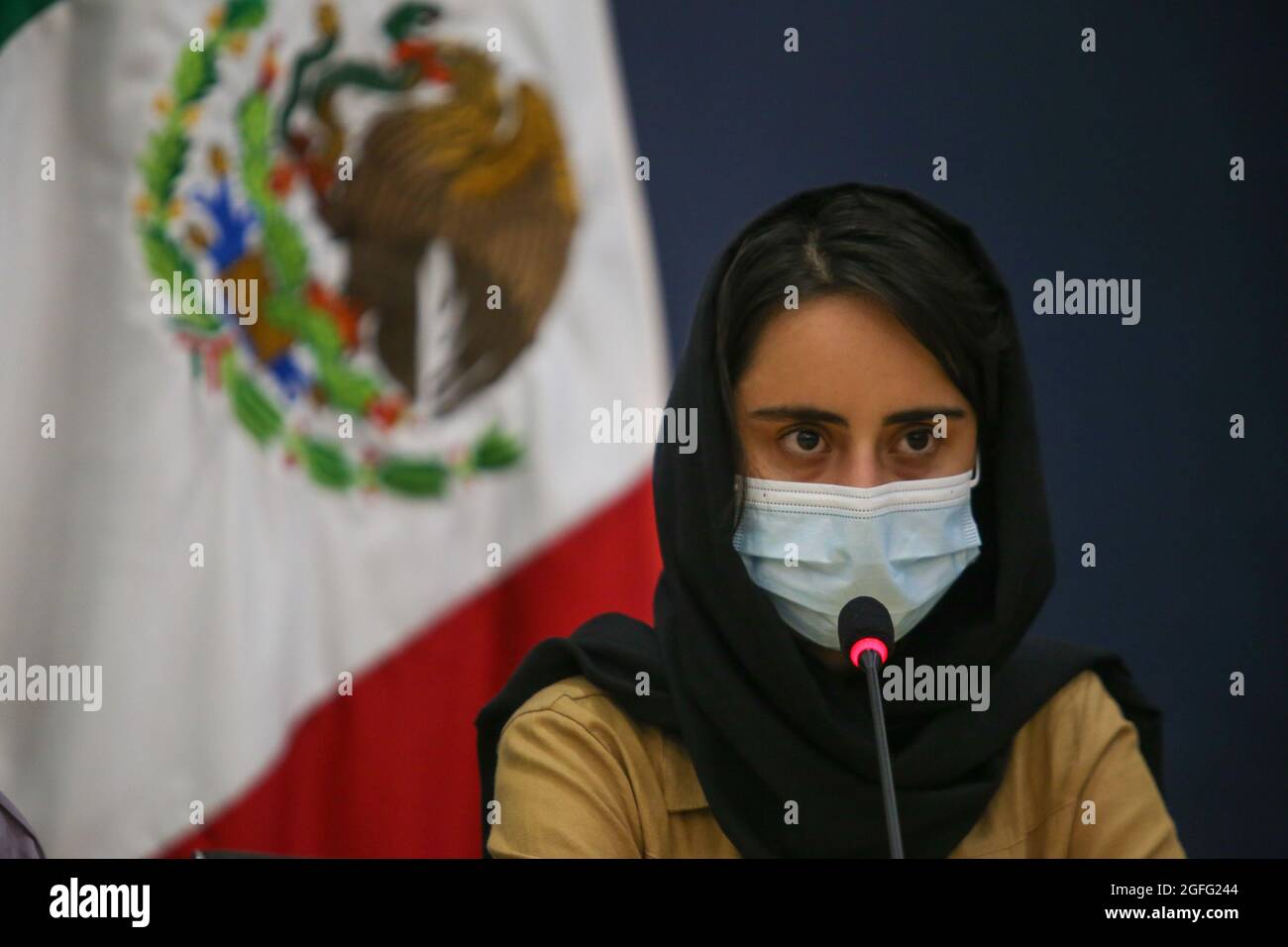 Non esclusiva: CITTÀ DEL MESSICO, MESSICO - AGOSTO 24: Una donna afghana parla durante una conferenza stampa, dopo l'arrivo all'aeroporto di Città del Messico, come parte del Foto Stock