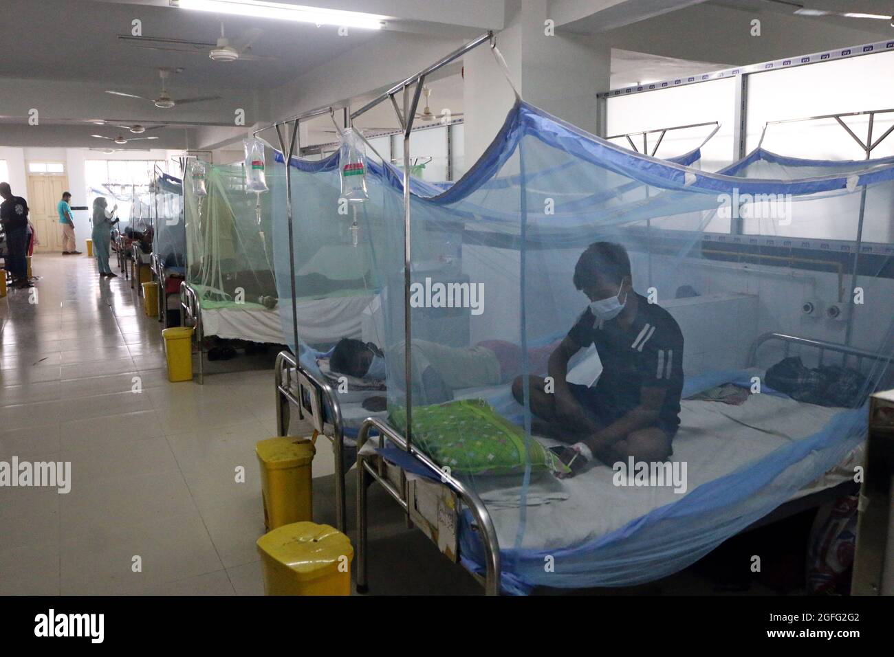 Non esclusiva: DHAKA, BANGLADESH - AGOSTO 25: Un paziente infetto da febbre Dengue, è trattato in una zona speciale per brevetti con malattia di dengue trans Foto Stock