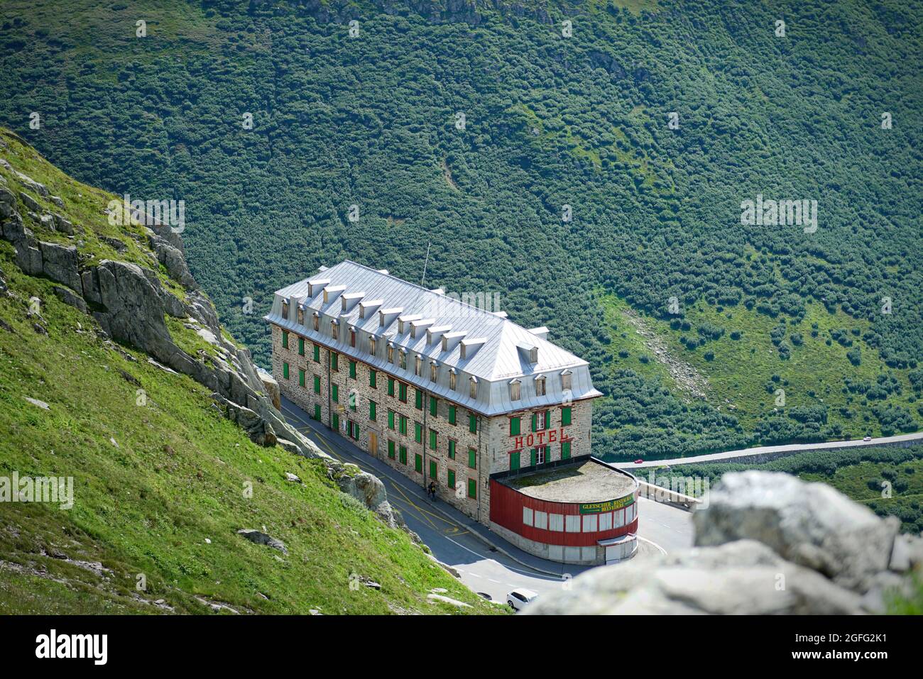 Hotel Belvedere al Passo Furka 2436 m. Furkapass è stato presentato nel film Goldfinger di James Bond. Furka pass, Svizzera - Agosto 2021 Foto Stock
