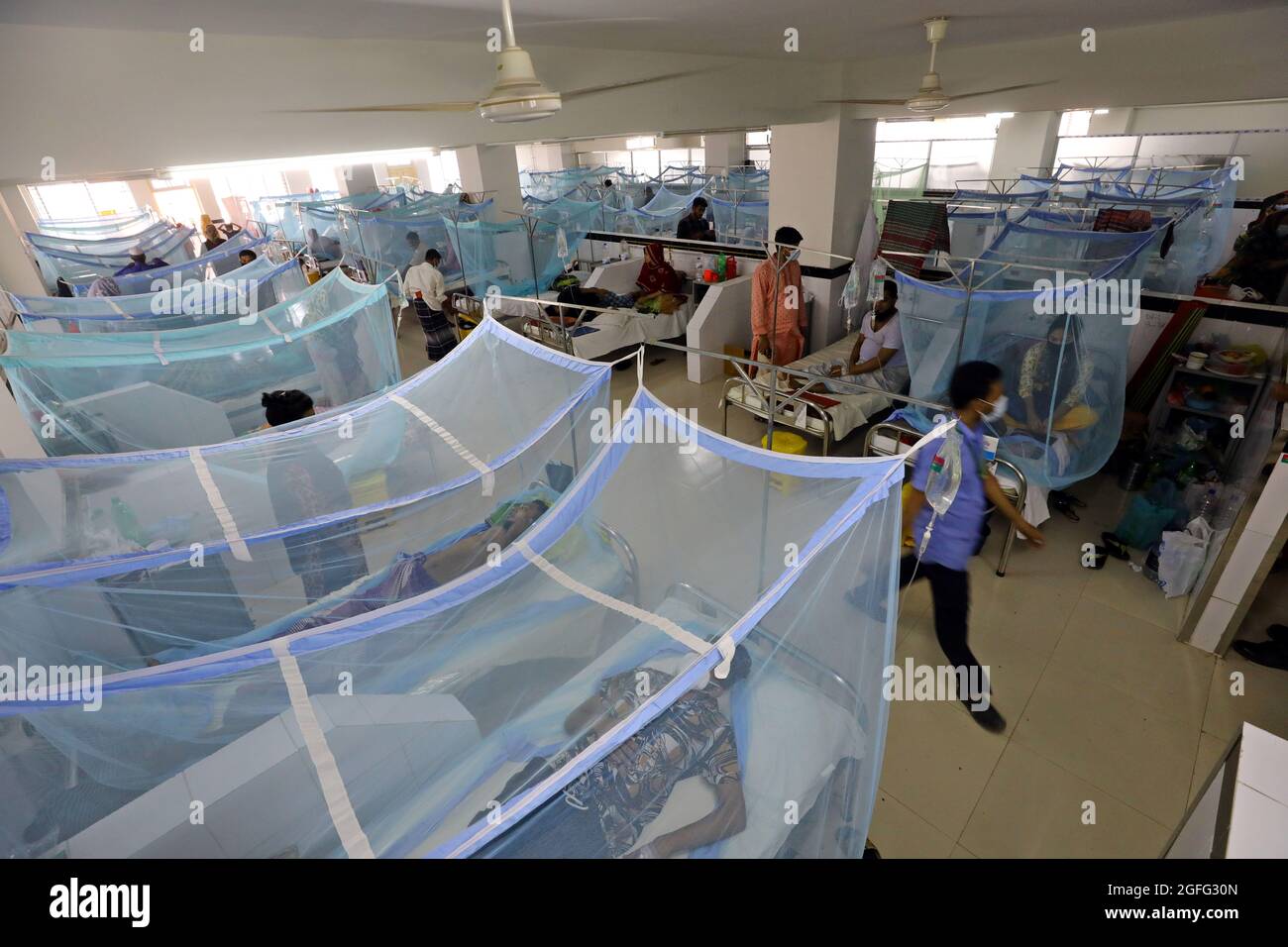 Non esclusiva: DHAKA, BANGLADESH - AGOSTO 25: Paziente infetto da febbre Dengue, sono trattati in un'area speciale per brevetti con malattia di dengue transm Foto Stock