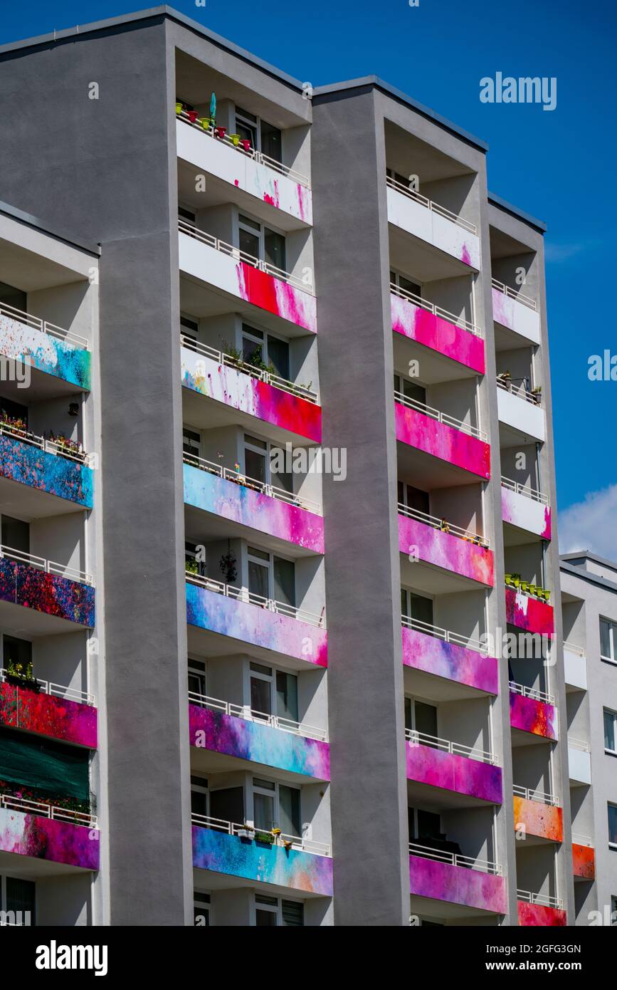 Facciata di nuova progettazione, balconi, di un alto edificio residenziale a Essen-Steele Henglerstraße, dopo ristrutturazione NRW, Germania Foto Stock