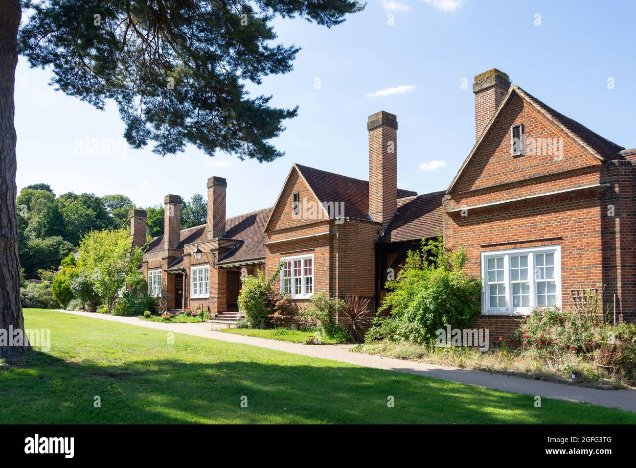 Proprietà con giardini, Whiteley Village, Hersham, Surrey, Inghilterra, Regno Unito Foto Stock