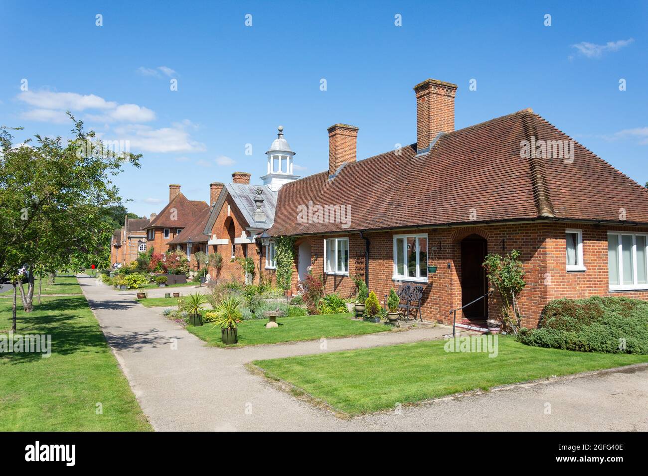 Proprietà con giardini, North Avenue, Whiteley Village, Hersham, Surrey, Inghilterra, Regno Unito Foto Stock