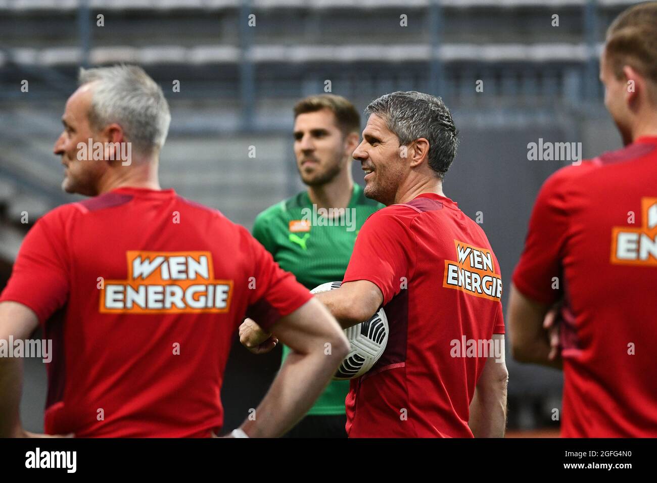 Non esclusiva: ZAPORIZHZHZHIA, UCRAINA - 25 AGOSTO 2021 - Capo allenatore del FC Rapid Austria Dietmar Kuhbauer è visto durante la formazione aperta davanti al Foto Stock