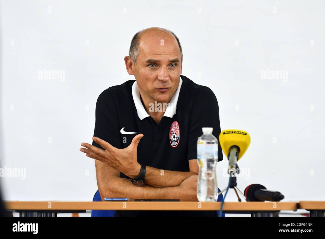 Non esclusiva: ZAPORIZHZHIA, UCRAINA - 25 AGOSTO 2021 - Capo allenatore del FC Zorya Viktor Skrypnyk è visto durante la conferenza stampa in vista del 2021/ Foto Stock