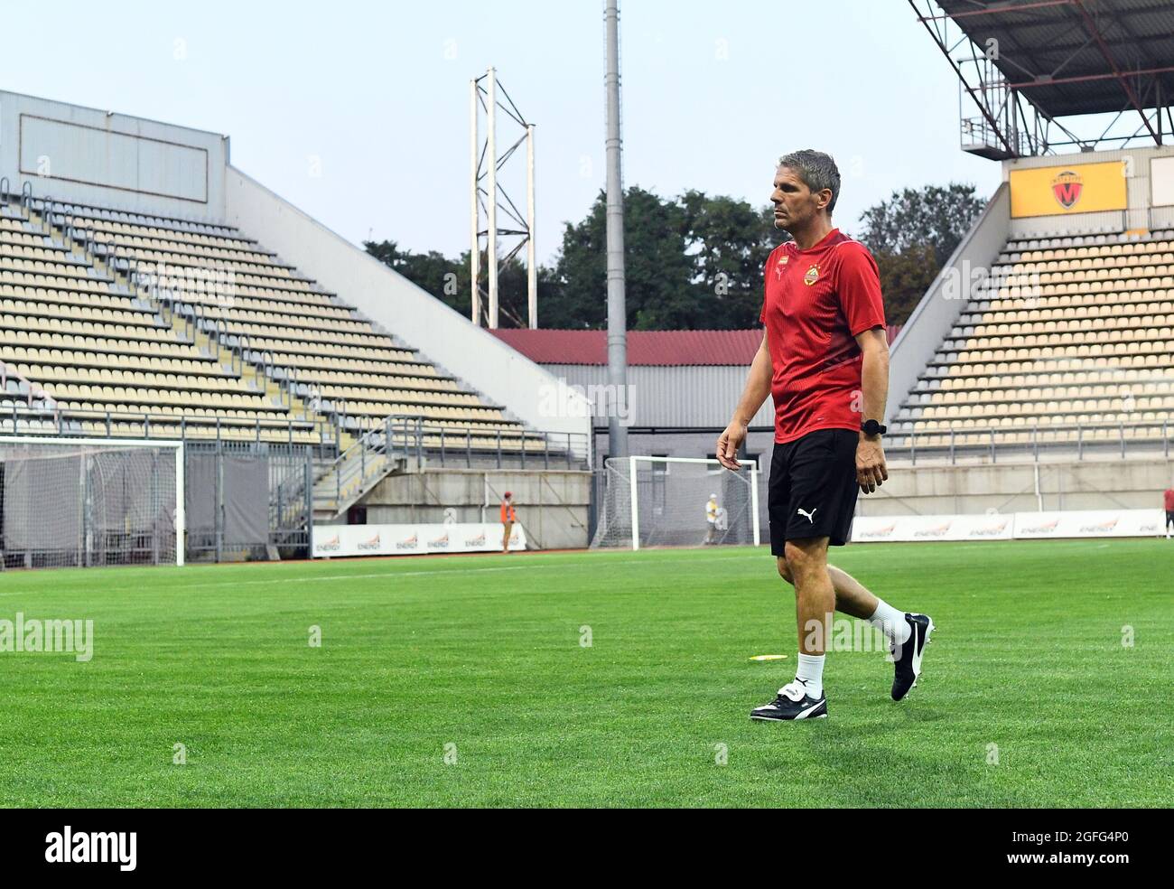 Non esclusiva: ZAPORIZHZHZHIA, UCRAINA - 25 AGOSTO 2021 - Capo allenatore del FC Rapid Austria Dietmar Kuhbauer è visto durante la formazione aperta davanti al Foto Stock