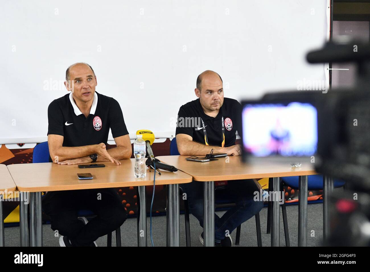 Non esclusiva: ZAPORIZHZHIA, UCRAINA - 25 AGOSTO 2021 - Capo allenatore del FC Zorya Viktor Skrypnyk (L) è visto durante la conferenza stampa in vista del 2 Foto Stock