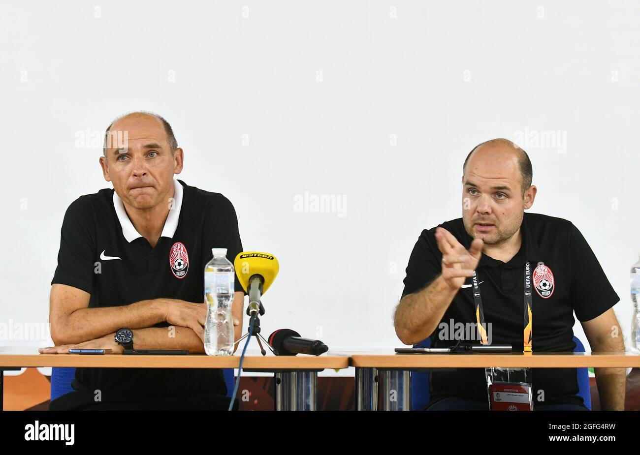 Non esclusiva: ZAPORIZHZHIA, UCRAINA - 25 AGOSTO 2021 - Capo allenatore del FC Zorya Viktor Skrypnyk (L) è visto durante la conferenza stampa in vista del 2 Foto Stock