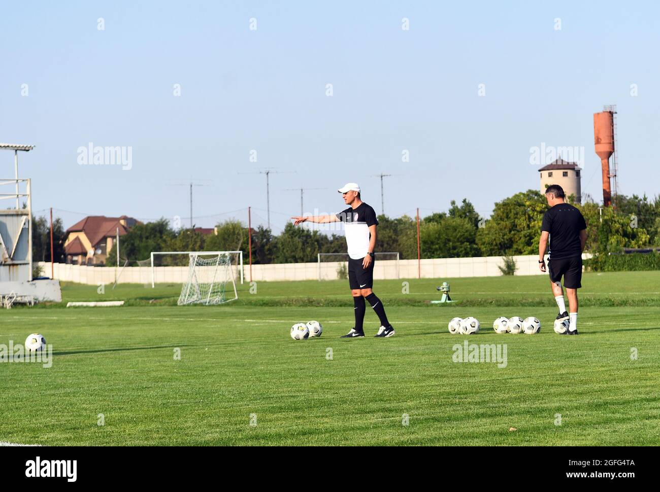 Non esclusiva: ZAPORIZHZHIA, UCRAINA - 25 AGOSTO 2021 - Capo allenatore del FC Zorya Luhansk Viktor Skrypnyk (L) è visto durante l'allenamento aperto davanti a Foto Stock