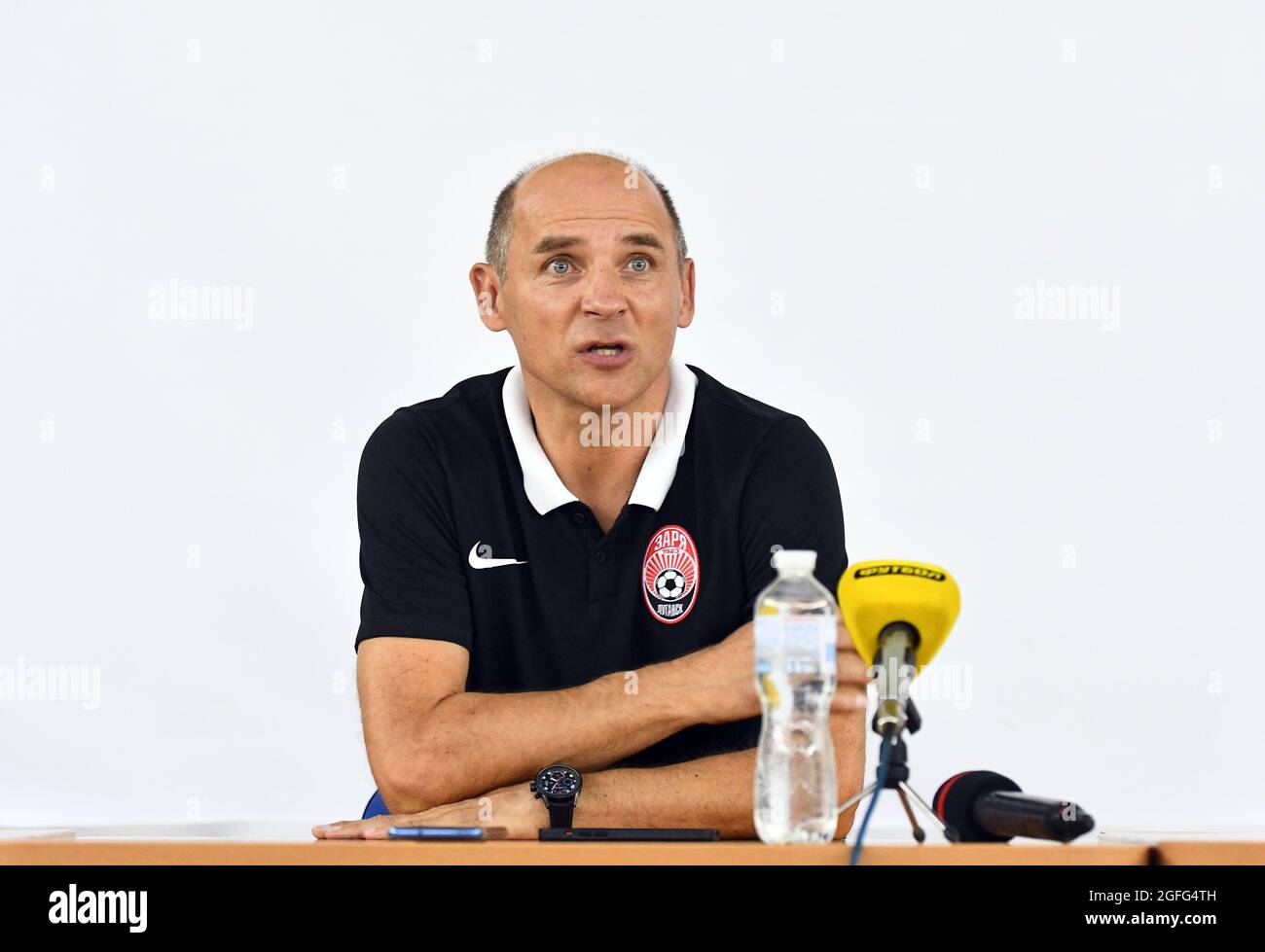 Non esclusiva: ZAPORIZHZHIA, UCRAINA - 25 AGOSTO 2021 - Capo allenatore del FC Zorya Viktor Skrypnyk è visto durante la conferenza stampa in vista del 2021/ Foto Stock