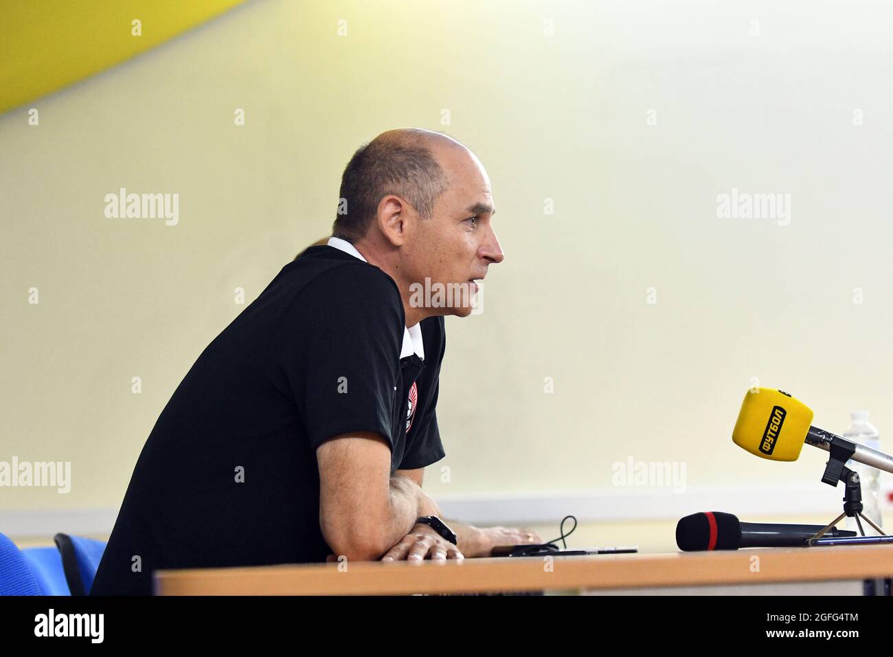 Non esclusiva: ZAPORIZHZHIA, UCRAINA - 25 AGOSTO 2021 - Capo allenatore del FC Zorya Viktor Skrypnyk è visto durante la conferenza stampa in vista del 2021/ Foto Stock