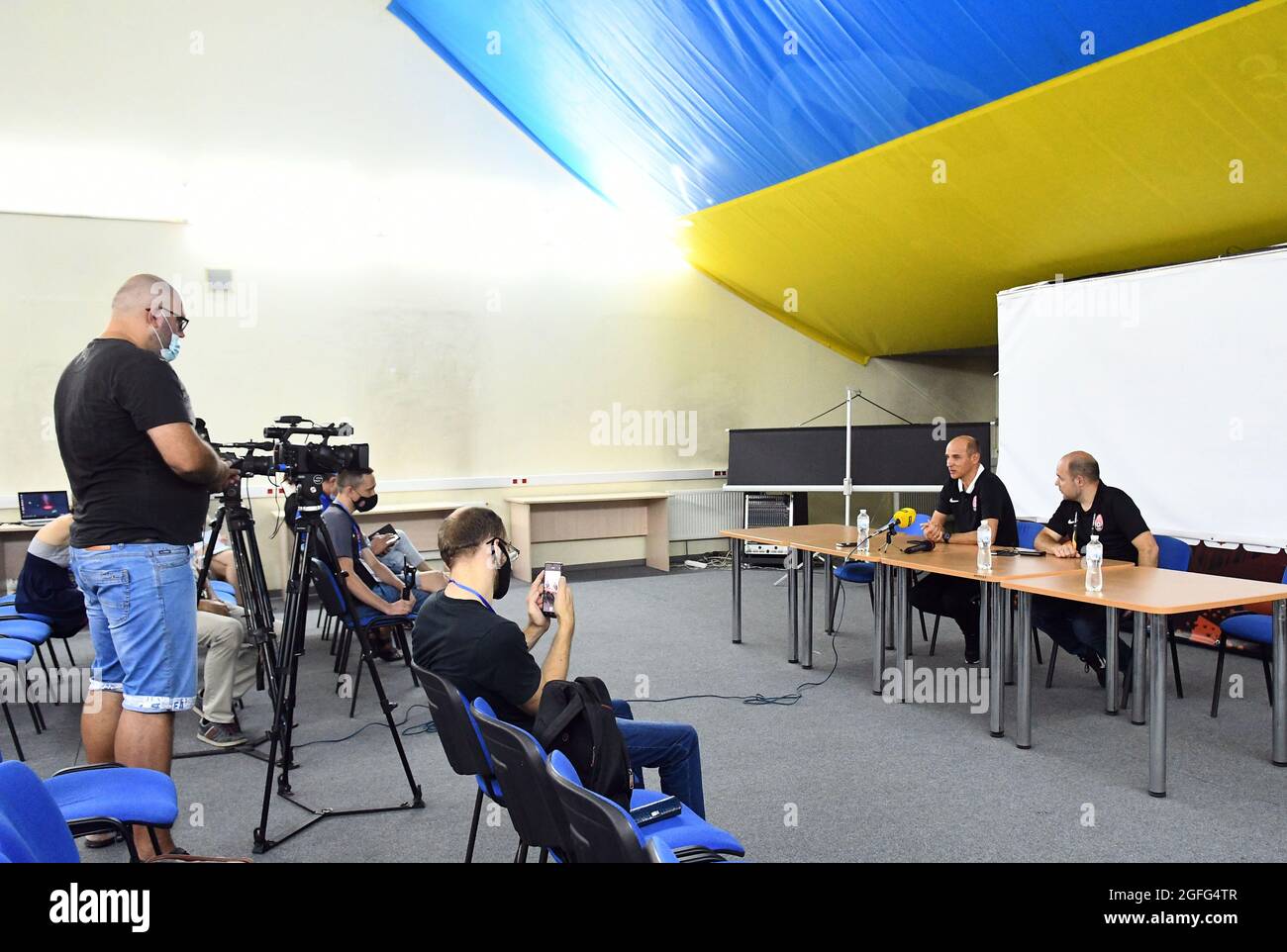 Non esclusiva: ZAPORIZHZHIA, UCRAINA - 25 AGOSTO 2021 - Capo allenatore del FC Zorya Viktor Skrypnyk (L) è visto durante la conferenza stampa in vista del 2 Foto Stock