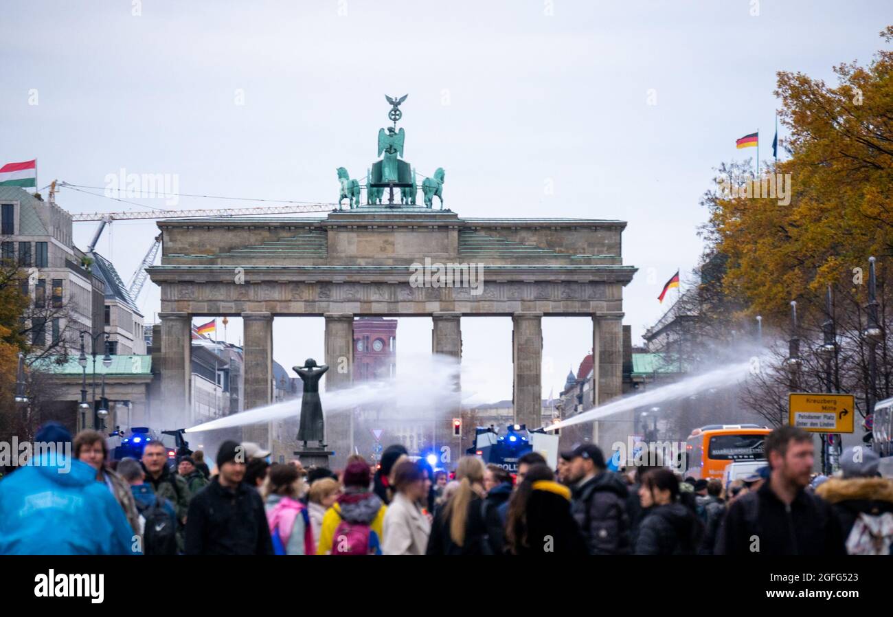 Demo a Berlino con la polizia e cannoni d'acqua alla colonna della Vittoria, Brandenburger Tor contro le norme Corona Covid-19 e per i diritti umani Foto Stock