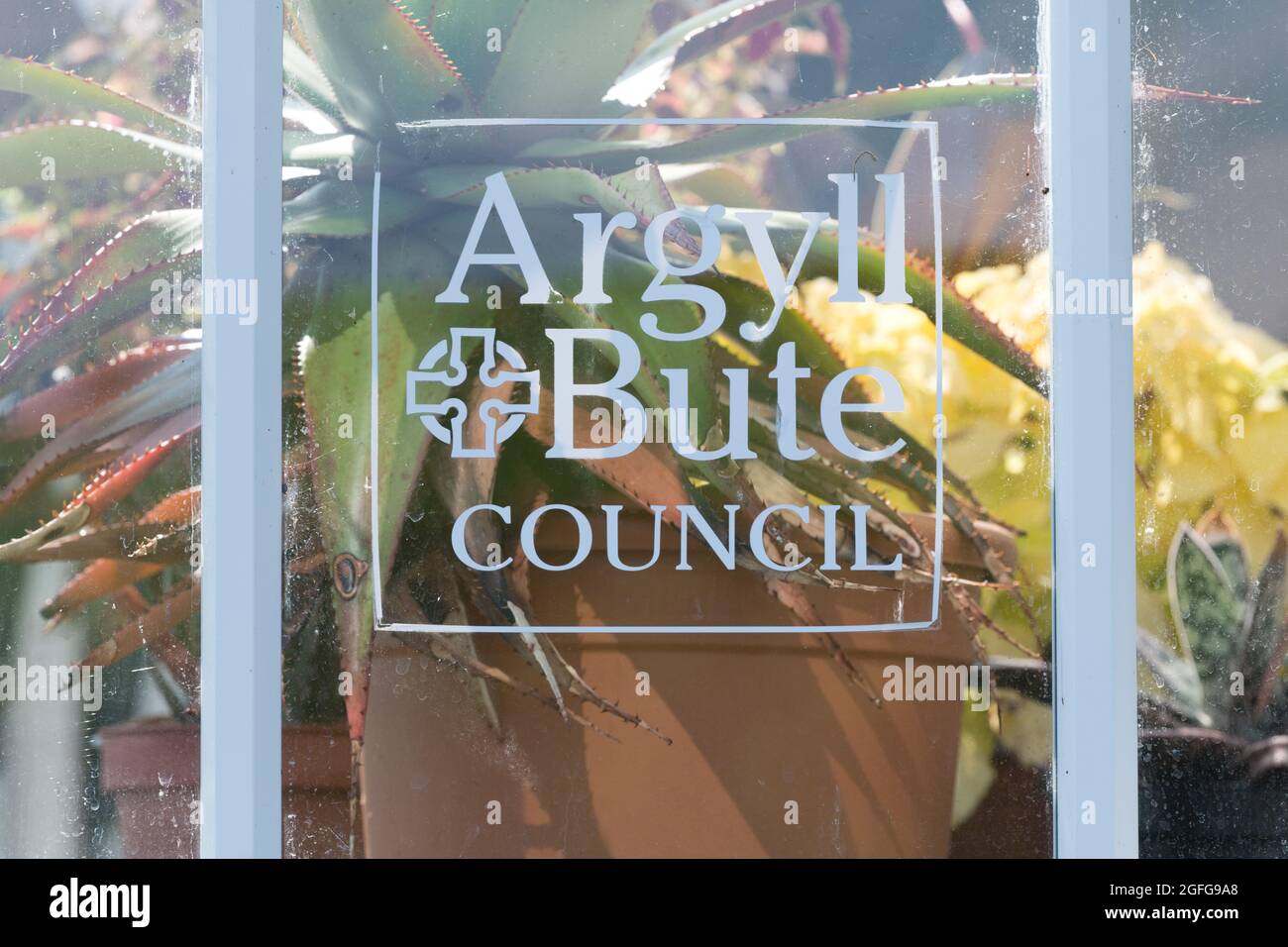 Logo Argyll e Bute Council sulla finestra di Ardencraig Gardens Greenhouse, Rothesay, Scozia, Regno Unito Foto Stock