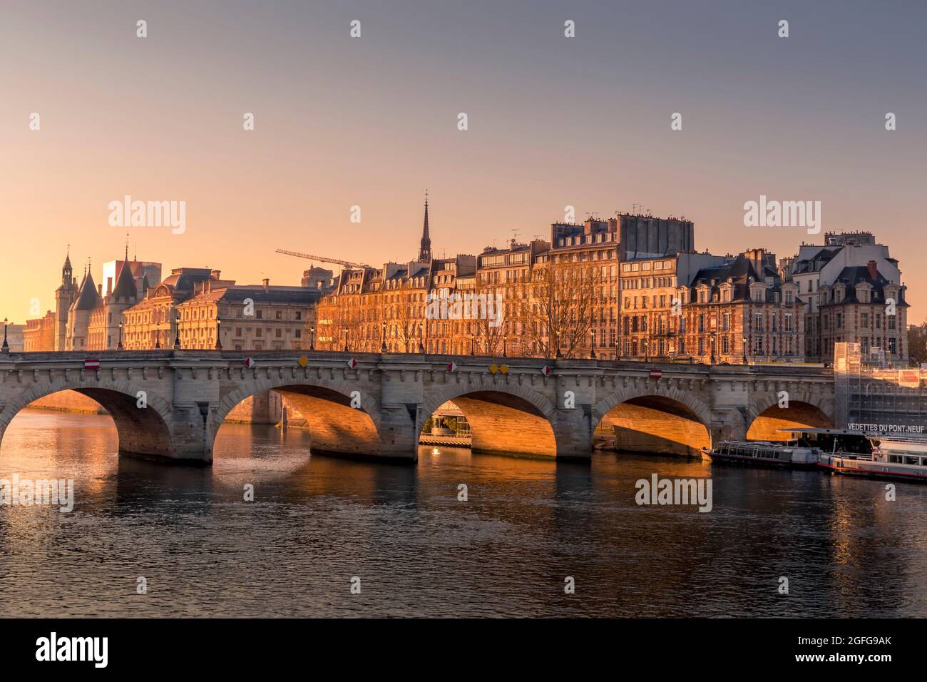 Parigi, Francia - 13 aprile 2021: Bella alba sulla Senna e Ile de la Cite a Parigi Foto Stock