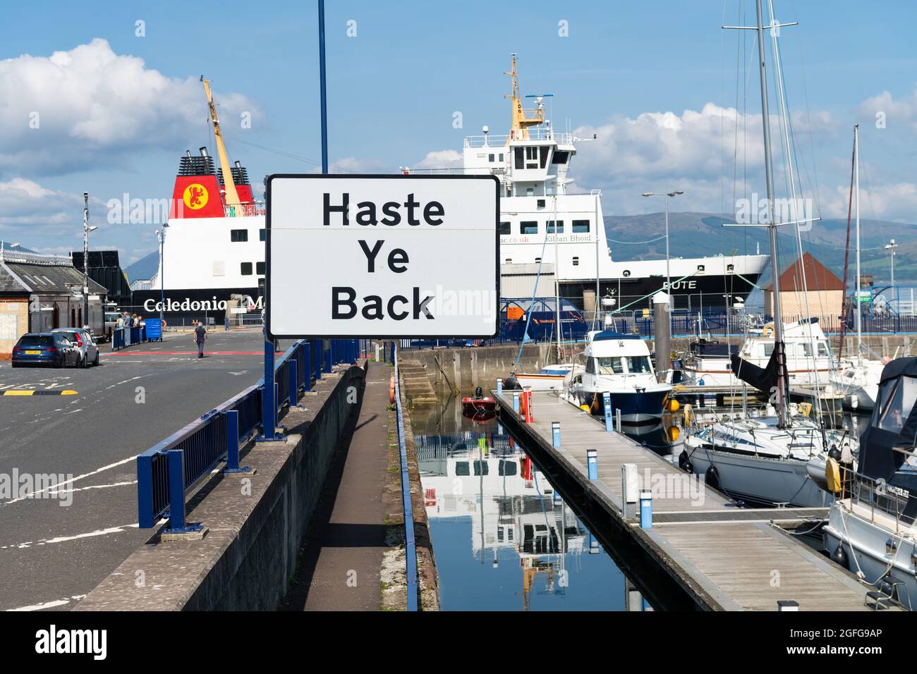 Segnale Haste Ye Back e MV Bute al terminal dei traghetti di Rothesay, Isola di Bute, Scozia, Regno Unito Foto Stock