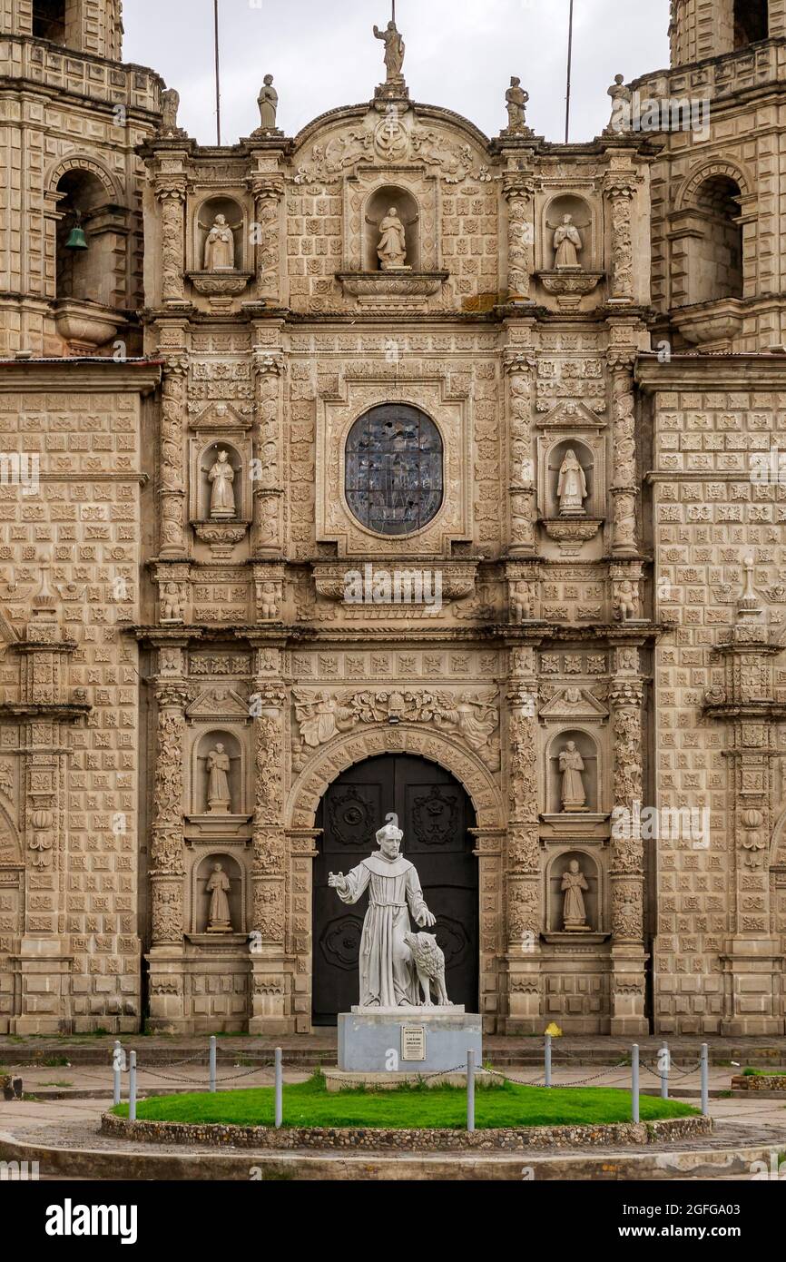 Primo piano della statua di San Francisco e della chiesa con lo stesso nome a Cajamarca, Perù Foto Stock