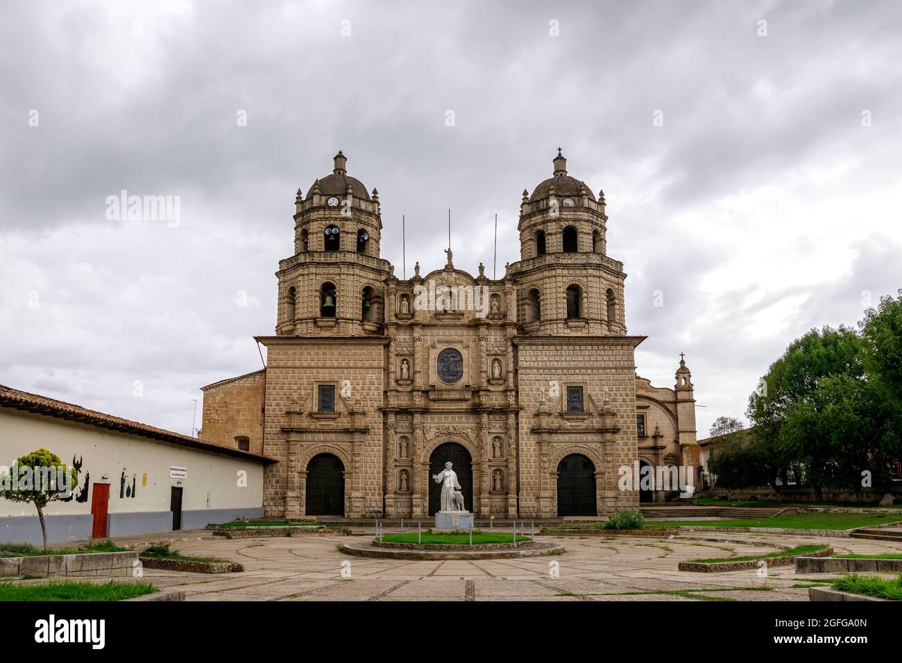 La piazza frontale e la chiesa di San Francisco a Cajamarca, in Perù Foto Stock