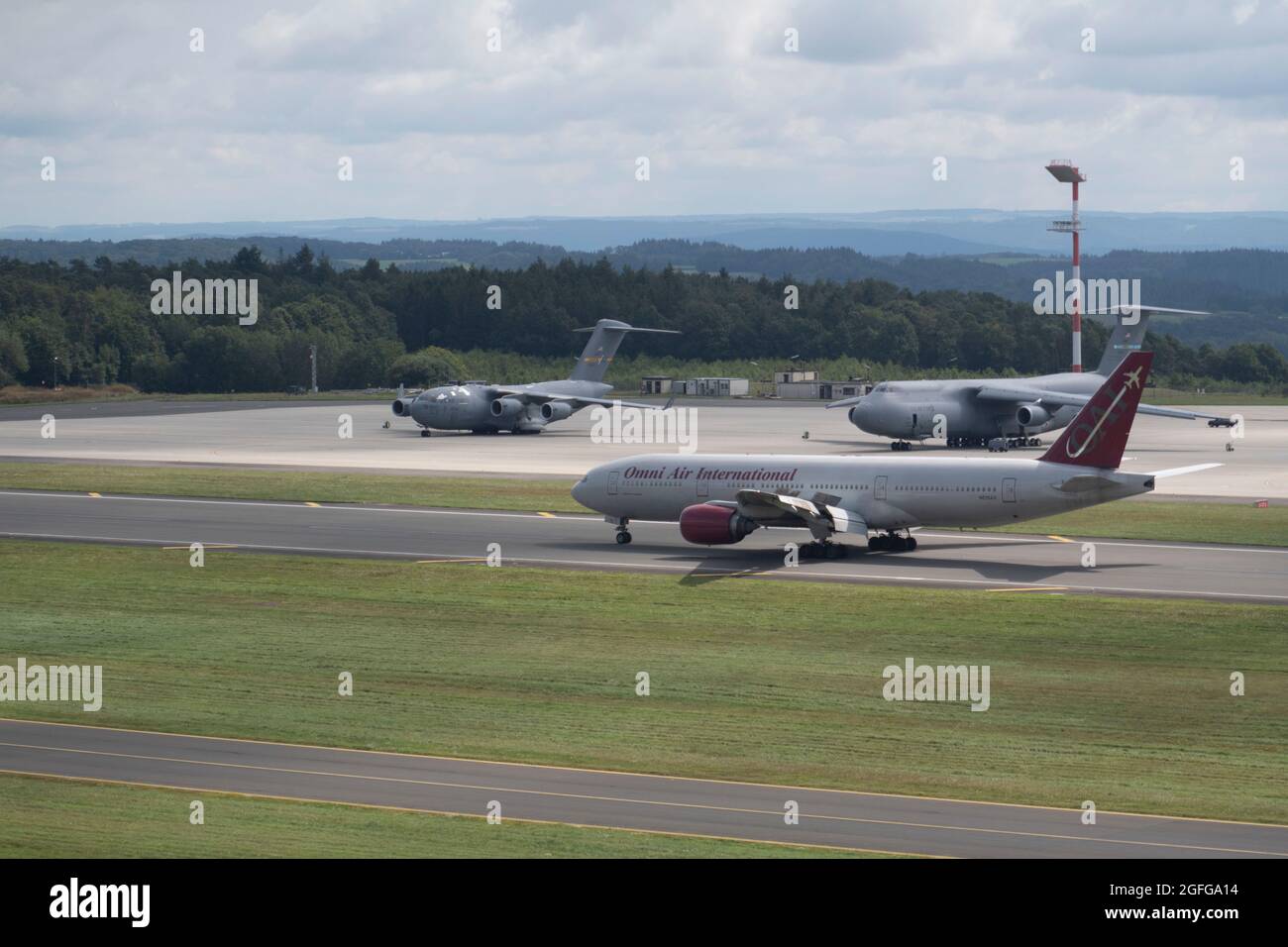 Un taxi della linea Patriot Express sulla linea del flightline alla base aerea di Spangdahlem, Germania, 23 agosto 2021. Spangdahlem AB ha iniziato ad accettare i voli Patriot Express per alleggerire il traffico aereo alla base aerea di Ramstein, in Germania, mentre sostiene gli sforzi di evacuazione in Afghanistan. (STATI UNITI Air Force foto di Tech Sgt. Warren Spearman) Foto Stock