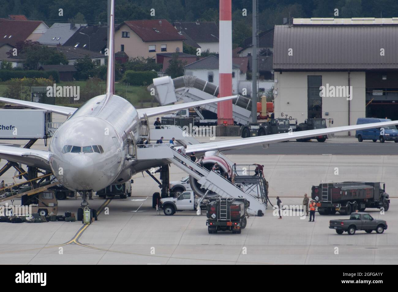 I passeggeri sbarcano da una compagnia aerea commerciale Patriot Express alla base aerea di Spangdahlem, Germania, 23 agosto 2021. Il 726esimo Squadrone della mobilità aerea di Spangdahlem AB sta aumentando gli sforzi di evacuazione dell'Afghanistan accettando gli aerei deviati Patriot Express che trasportano il personale militare degli Stati Uniti e le loro famiglie sul loro senso alla base aerea di Ramstein, Germania. (STATI UNITI Air Force foto di Tech Sgt. Warren Spearman) Foto Stock