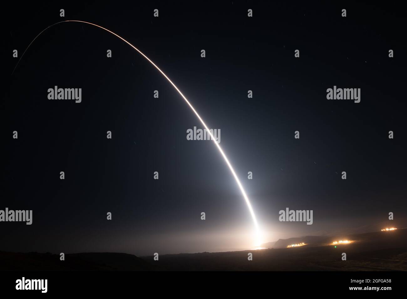 Un missile balistico intercontinentale Minuteman III disarmato viene lanciato dalla base militare spaziale di Vandenberg, California, durante un test operativo del comando di sciopero globale dell'aeronautica militare, il 11 agosto. Il veicolo ha avuto un impatto in una zona target prestabilita a circa 4,200 miglia di distanza vicino al sito di test per la difesa missilistica balistica Ronald Reagan del comando militare e difesa spaziale degli Stati Uniti sull'atollo di Kwajalein nella Repubblica delle Isole Marshall. Durante questi test, il personale RTS fornisce supporto da culla a grave per ogni missione, che include la definizione dei requisiti per il test, la valutazione dell'impatto ambientale, r Foto Stock