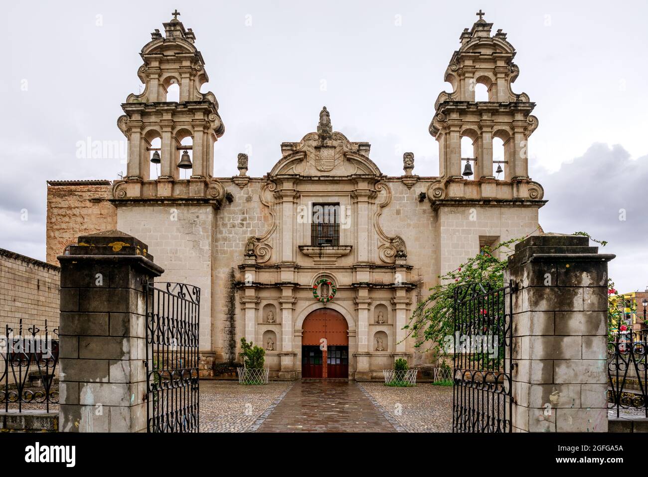 Chiesa e Convento di 'la Recoleta' a Cajamarca, in Perù, in una giornata piovosa Foto Stock