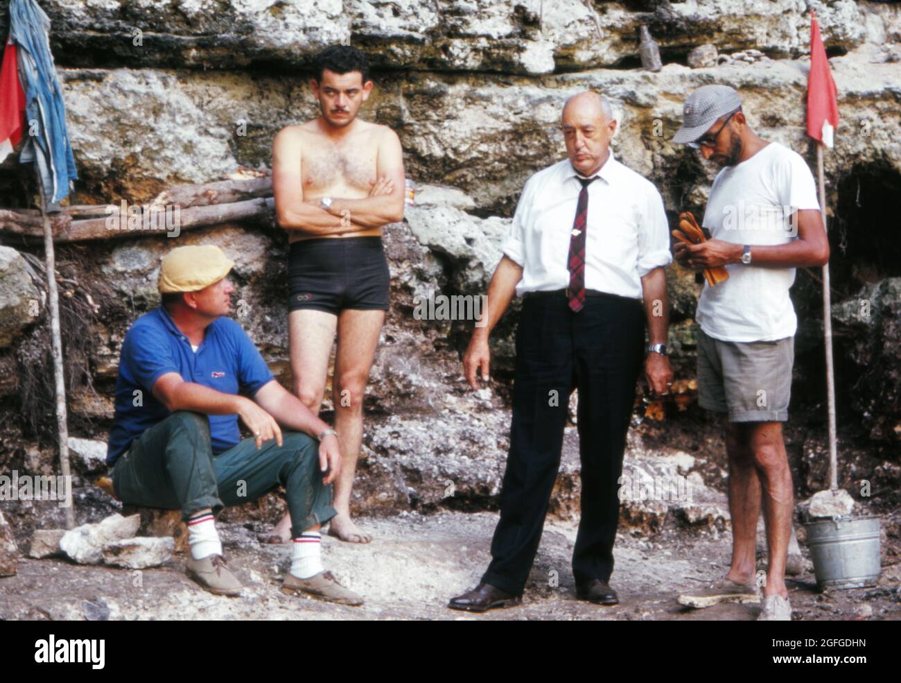 L'archeologo Victor Segovia Pinto (all'estrema destra) presso il Cenote Sacro di Chichen Itza nel 1967, quando si tentò di drenare il cenote e di esumare i manufatti. Foto Stock