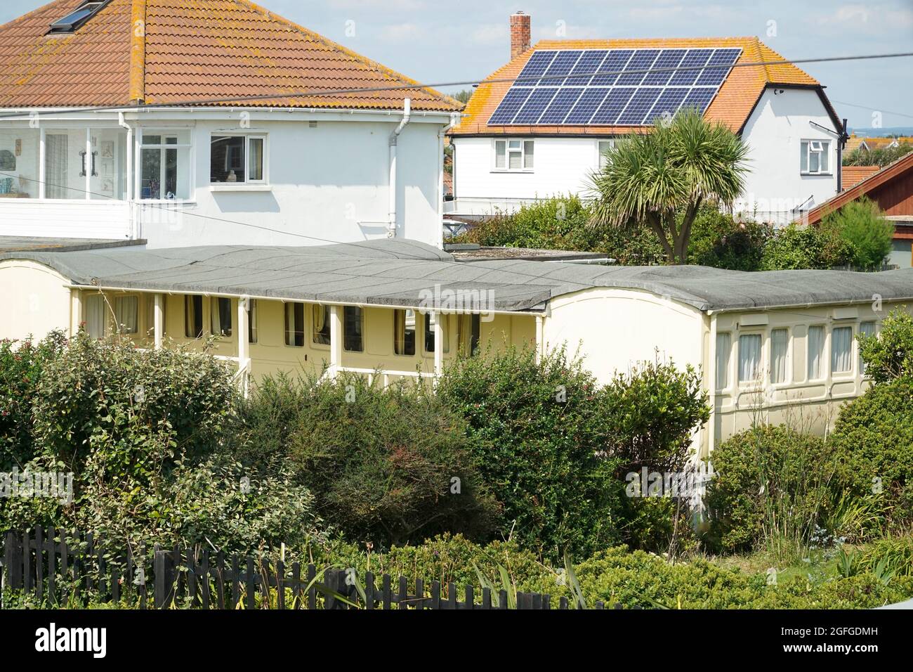 East Wittering, UK, 25 agosto 2021: Nel villaggio West Sussex di East Wittering sono state costruite diverse case intorno a carrozze ferroviarie disutilizzate. Questo Foto Stock