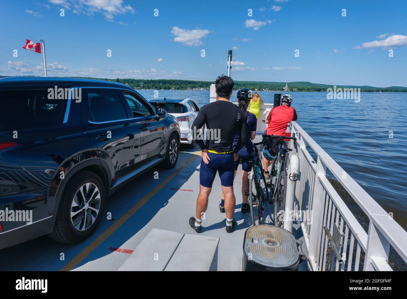 Hudson, Canada - 10 luglio 2021 : persone su Hudson-Oka Ferryboat Foto Stock